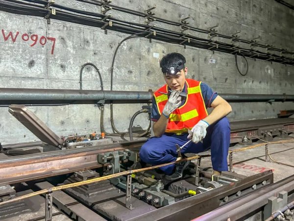 新影宝 轨道旁的守护者，于无声处保万家通行